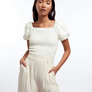 Vit topp från Gina Tricot - Söt vit topp från Gina med puffärm, aldrig använd.  Kolla gärna in mina andra annonser!