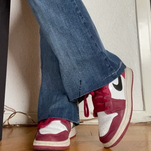 Jordan low - Air Jordans 1 low! Använder inte längre så tänkte sälja eller liksom se om någon skulle vara intresserad? Dem har bara lite defekter som man kan se på bild 2. Köpare står för frakten! Kan mötas upp i Sthlm 🔥