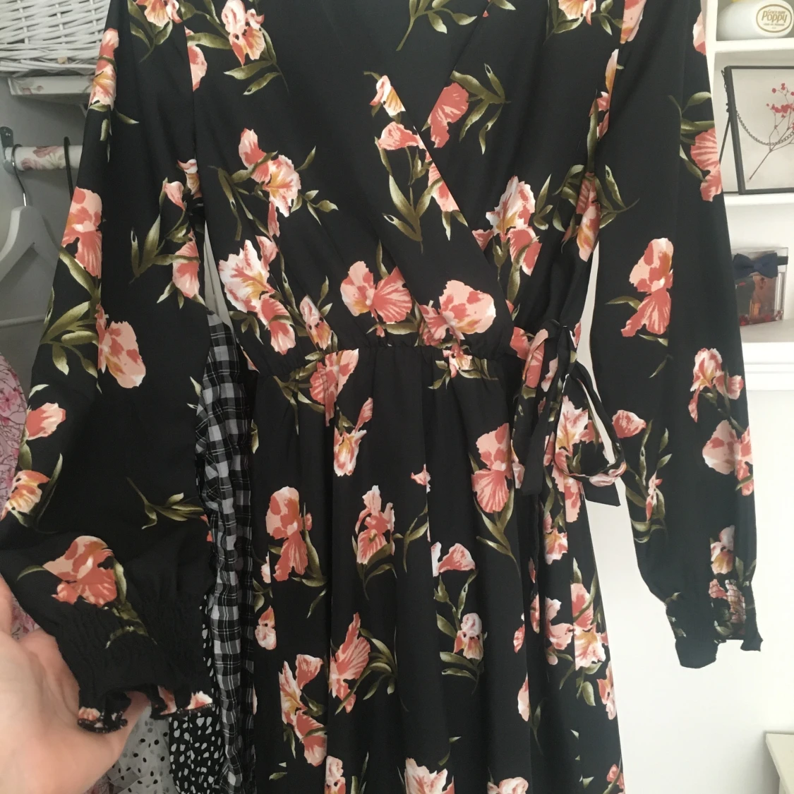 Blommig svart klänning  - 90