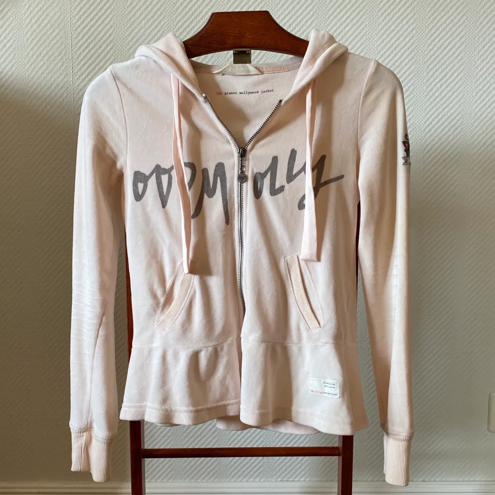 Ljusrosa hoodie från Odd Molly i storlek xs, 34, 0.                Hoodien köptes av mig i en Odd Mollyaffär och är i nyskick, då jag inte har använt det många gånger.  Material: bomull, polyester. Tröjor & Koftor.