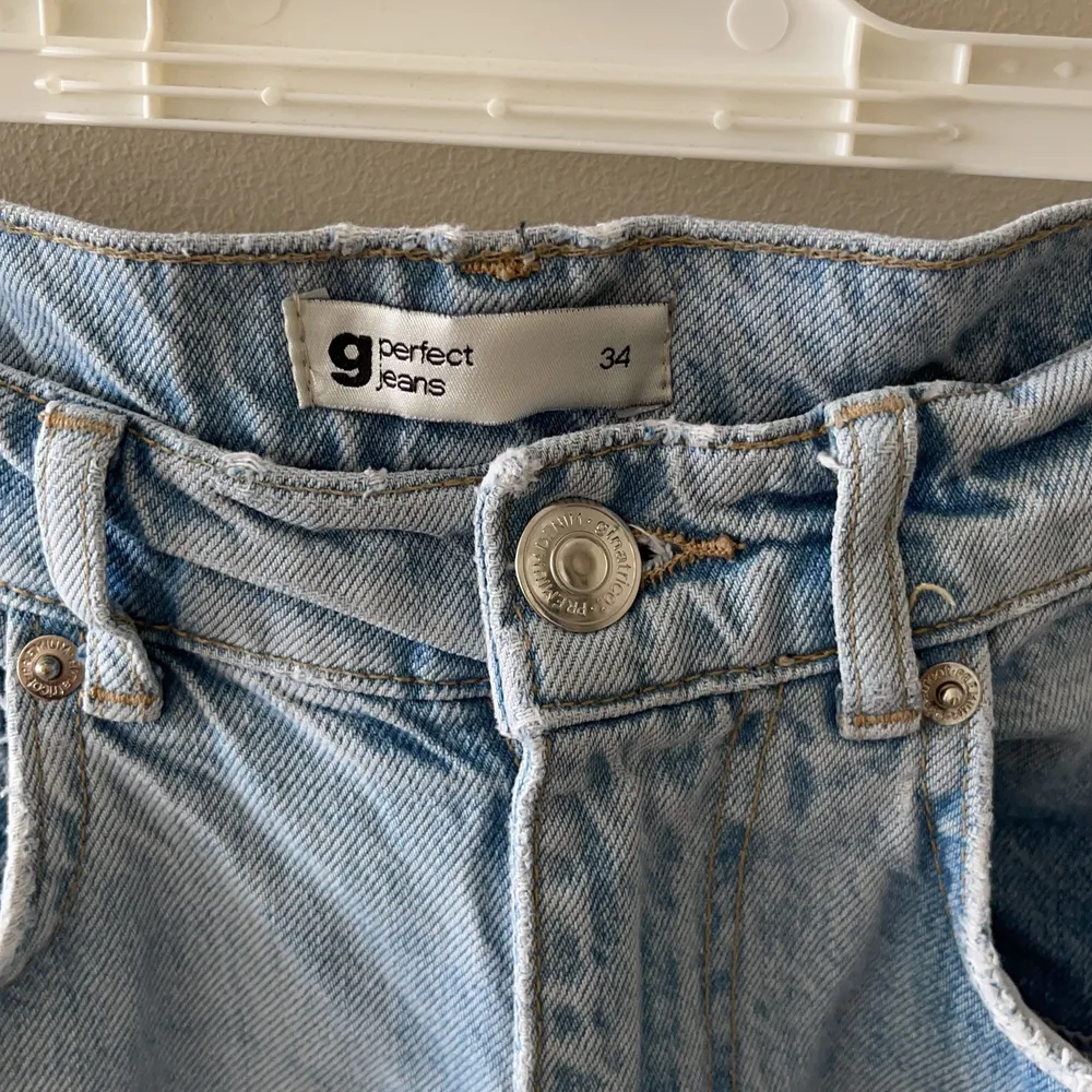 Säljer mina Gina tricot jeans i storlek 34 då dom har blivit för små för mig. Jeansen är använda mycket men dem är i väldigt fint skick, köpt för 599kr och säljs för 200+frakt (köparen står för frakten)😊😊 . Jeans & Byxor.