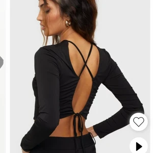 Svart topp - Helt oanvänd svart topp med hål i ryggen från Nelly! Köparen står för frakten💕💕