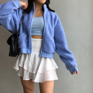 Blå fluffig jacka🧊🧊 - Intressekoll på denna jättefina fluffiga jackan från Monki, storlek M. Nyskick, endast testad. Kan fraktas då köparen står för frakt elle mötas i Stockholm 🙌🏼💓 BUD ÄR BINDANDE!!