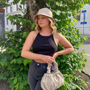 Shorts Misslisibell X Nakd strl 38 - Shorts från Misslisibell X Nakd, Aldrig använda så i nyskick. Storlek 38. Säljer den för att de är för stora för mig