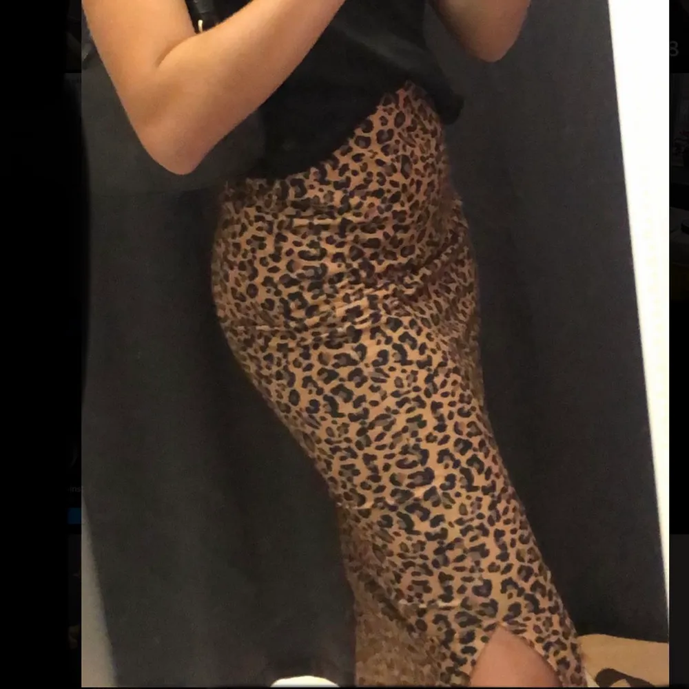 Säljer denna leopard kjol som jag köpte i somras på nakd, pga att de inte längre känns som min stil. Kan skicka fler bilder om det behövs ❤️❤️. Kjolar.