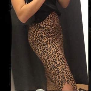 Säljer denna leopard kjol som jag köpte i somras på nakd, pga att de inte längre känns som min stil. Kan skicka fler bilder om det behövs ❤️❤️