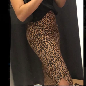 Leopard kjol  - Säljer denna leopard kjol som jag köpte i somras på nakd, pga att de inte längre känns som min stil. Kan skicka fler bilder om det behövs ❤️❤️