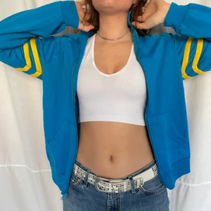 Kofta - Snygg kofta i coola färger. 100% acrylic. As skönt material 