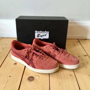 Onitsuka Tiger - Använda ett fåtal gånger. I storlek 38. Kan skicka med original kartong och så önskas✨