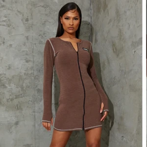 Brun klänning - Brun klänning med en dragkedja i mitten av klännignen. Väldigt smickrande och sitter väldigt bra på. Fungerar på storlek M och S. Använd enbart en gång!                                                 