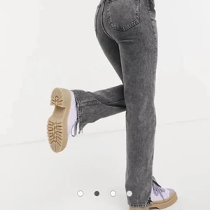 Gråa jeans med slits - Helt oanvända skitsnygga jeans med prislappen på fortfarande. Jeansen har en slits nertill. De är i storlek 36! Tar bara swish!