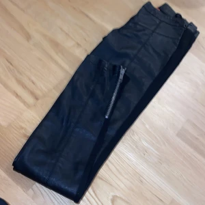 Only  - Pants,  skinn på utsidan baksidan är svart tyg,  aldrig använda, only , st 34. 