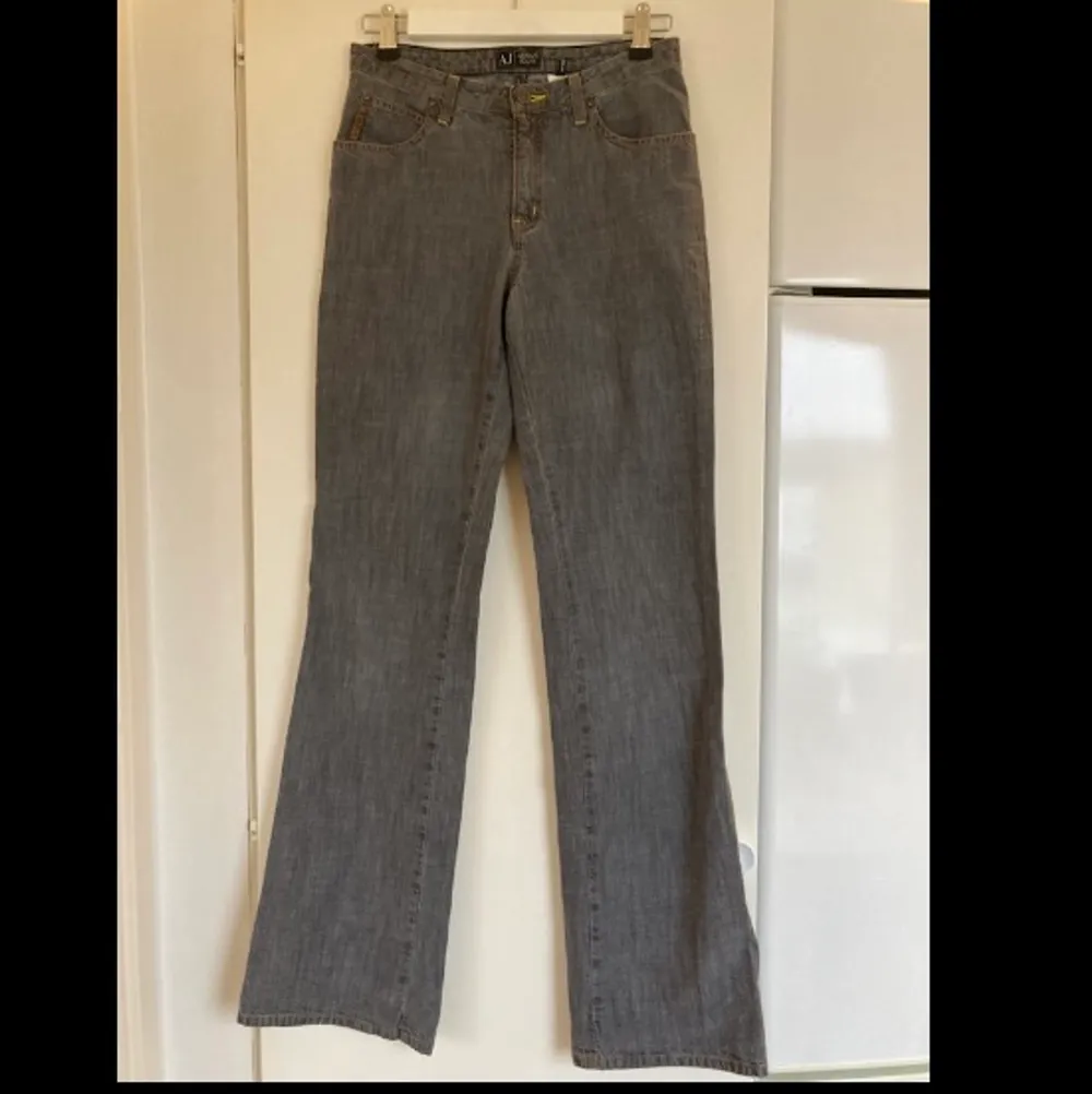 Grå vintagejeans från Armani i strl 29! Är i en bootcutmodell, använda men i bra skick! . Jeans & Byxor.