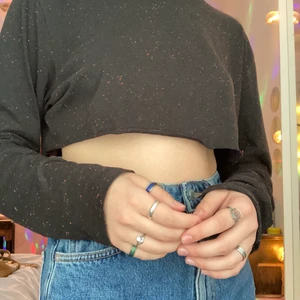 Svart kroppad tröja - Skön tröja med orangea ”prickar” i lent material. 