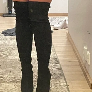 Svarta höga klackar  - Köpt från Nelly bra skick ett par gånger använd inga skador eller smutsig. Skorna har dragkedja vid sidorna och går lite över knän. 