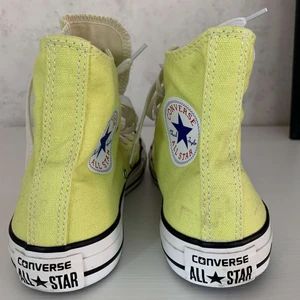 Converse ⭐️🐝 - Så fina Converse i en cool gul färg, väldigt unika och fina ⚡️ som nya i skicket, se bilder. Säljes pga att min mamma inte använder de så de behöver ett nytt hem. Storlek 37,5 och i cm 24. Köp direkt för 350 kr + frakt ⭐️ endast seriösa köpare!!
