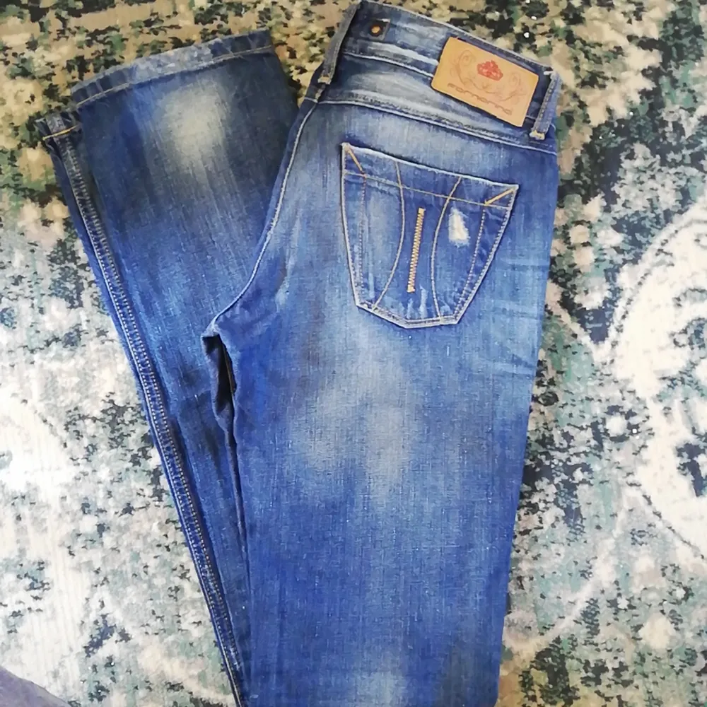 Snygga vintage bootcut jeans från märket Fornarina, slitna detaljer på fickor fram och bak, sköna jeans med strech. . Jeans & Byxor.