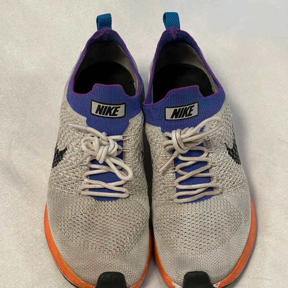 Nike flyknite, bekväma vardagsskor som också fungerar som träningsskor. De är lite slitna i färgen.. Skor.