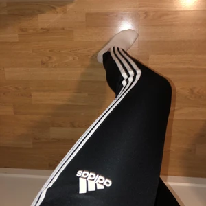 Adidas byxor - Svarta sköna adidas byxor i storlek M🖤 Säljer för 50kr + frakt