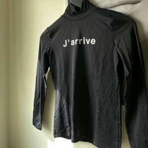 Polo  - Polo från Zara. Nice material 🖤 köparen står för ev. frakt 