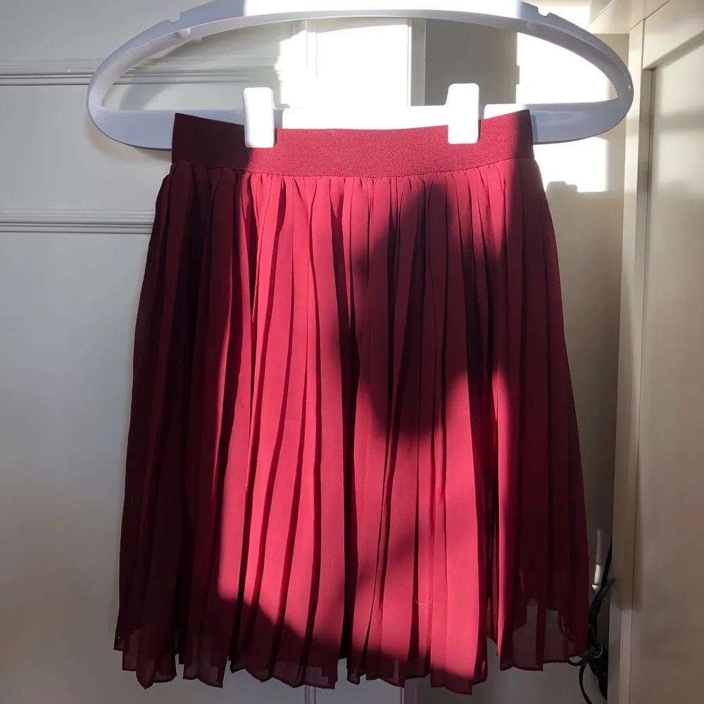 Söt vinröd kjol med pressveck i nyskick från nakd. Köptes förra sommaren men kom inte till användning av mig tyvärr ☺️. Kjolar.