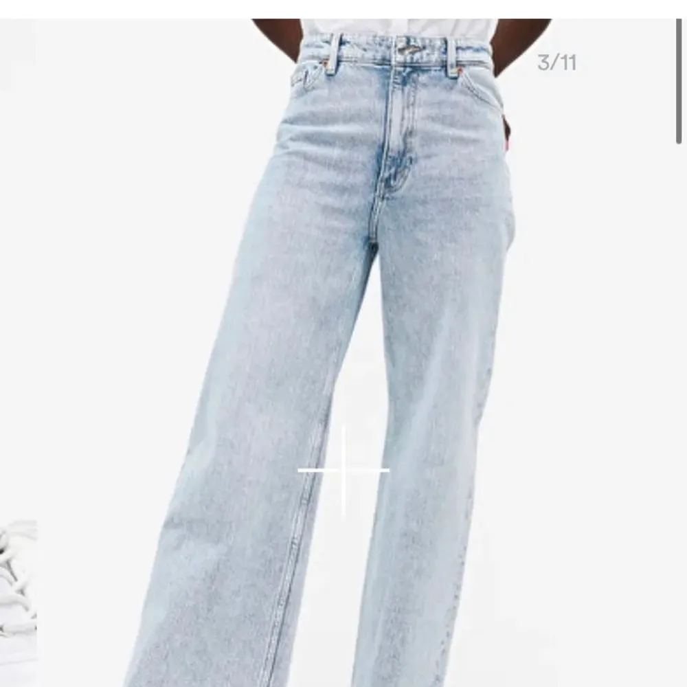 Monki Yoko cropped jeans i en underbar ljusblå färg 🦋 storlek 36/38 och blir ner till hälarna på en kortis som mig 😆 för frågor eller funderingar finns jag i chatten ⚡️ frakt tillkommer (ca 60-80kr) 🚚 📦. Jeans & Byxor.