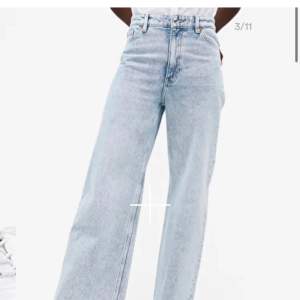 Monki Yoko cropped jeans i en underbar ljusblå färg 🦋 storlek 36/38 och blir ner till hälarna på en kortis som mig 😆 för frågor eller funderingar finns jag i chatten ⚡️ frakt tillkommer (ca 60-80kr) 🚚 📦