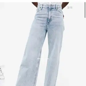 Monki Yoko cropped jeans i en underbar ljusblå färg 🦋 storlek 36/38 och blir ner till hälarna på en kortis som mig 😆 för frågor eller funderingar finns jag i chatten ⚡️ frakt tillkommer (ca 60-80kr) 🚚 📦