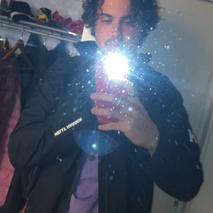 Helly hansen jacka - En strlk Medium helly hansen jacka som har haft i ett år cirka. Som ni ser på sist bilden är det två små hål , som kan sys enkelt.