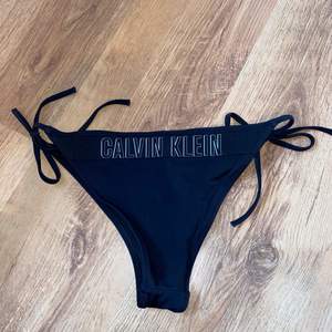 Säljer ett par äkta Calvin Klein bikinitrosor i stl M. Använda fåtal gånger så extremt fint skick. Inköpta för 2 år sen på Jeansbolaget för 399 kr!