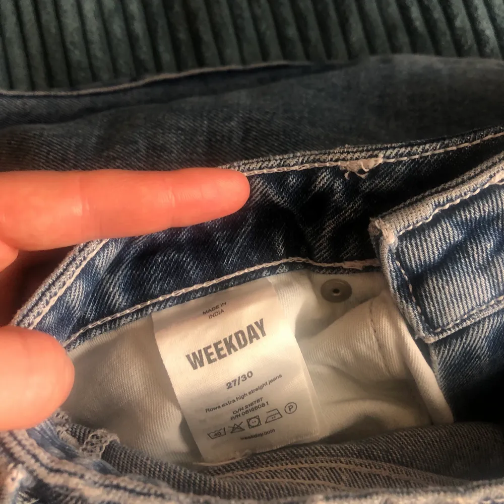 Weekday jeans i modellen rowe. Strl 27/30. Knappt använda. Köpare står för frakt. Jeans & Byxor.