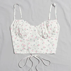 Söt sommartopp - En jättefin sommartopp som är helt oanvänd! Köp direkt för 100kr💓