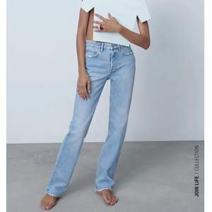 Säljer dessa skitsnygga jeans från Zara!! Endast använda ett få tal gånger. Skriv för fler bilder❤️ säljer för 320
