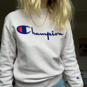 Champion tröja  - Ljust rosalila Champion sweatshirt i storlek S. Skulle säga att den passar en XS - liten S. Inga anmärkningar vad det gäller skick. Köparen står för spårbar frakt. Skicka PM vid frågor! 