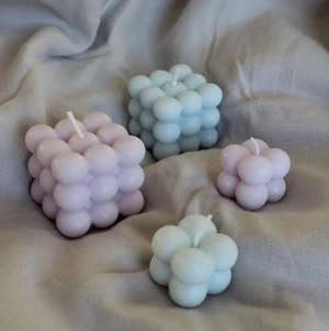 Doftljus💜💗 - Två pastell lila doftljus med doft av vanilj. Köpta från uf företaget LightRight, men då jag inte får användning för dem säljer jag dem. Första bilden är från deras insta. Handgjorda av 100% återvunnet stearin. Kostade 119kr styck. Säljer dessa två för 80kr+frakt💜💗✨