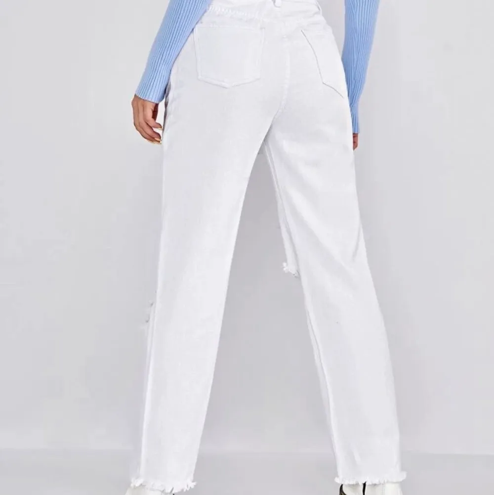 Superfina vita jeans, säljer då jag inte gillar hur de sitter på mig🤍 köparen står för frakt💕. Jeans & Byxor.