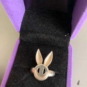 Purple pesto ring - Ringen ”Benny” från purple pesto!! Köpt nyligen men säljer pga för stor, nypris: 700kr