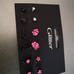 Örhängen - Oanvända olika örhängen ifrån glitter. Alla på bilden medföljer vid köp! 