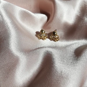 Örhängen  - Söta guldörhängen med bläckfiskar på. Ej riktigt guld, men metall. 