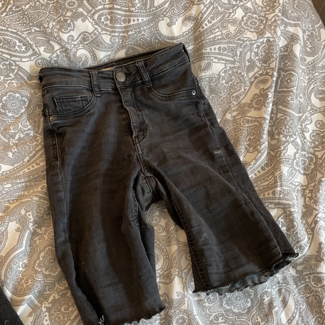 Svarta långa jeans shorts  - 90