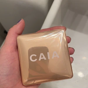 CAIA highlighter - En highlighter från CAIA. Använt ca 5 gånger. Färgen Saint tropez. Frakt tillkommer på 66 kronor men kan även mötas! 