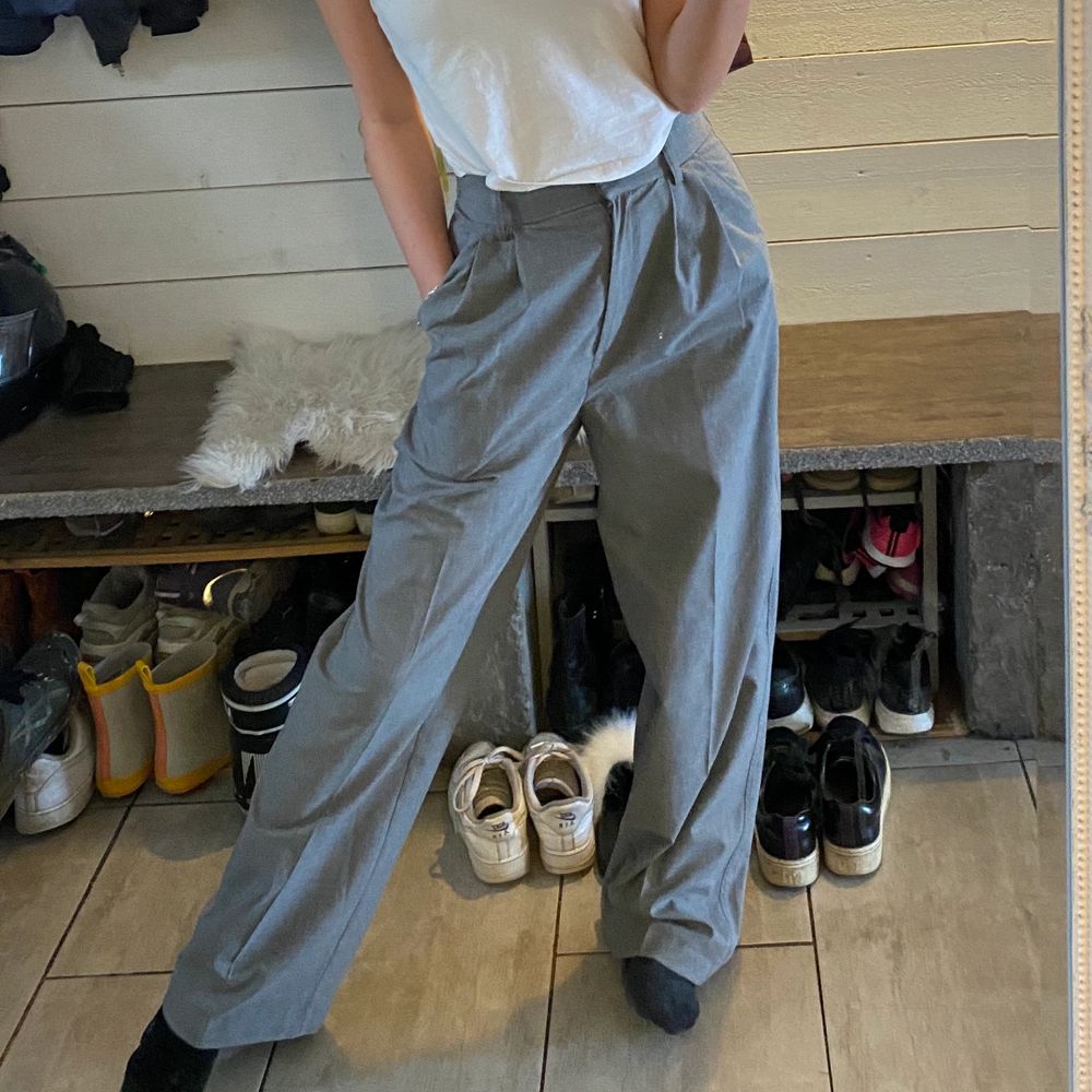 Ljusgrå kostymbyxor från H&M, stl 36, (jag är runt 1.63) . Jeans & Byxor.