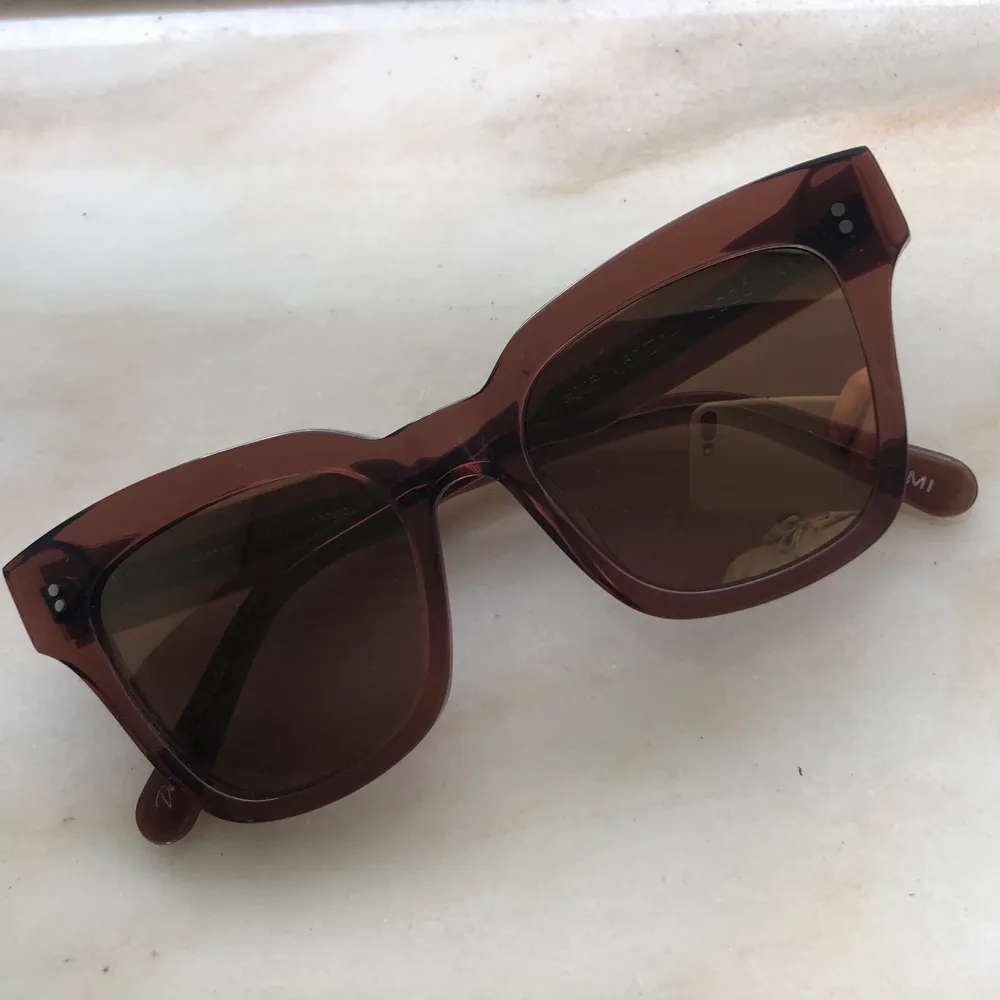 Super snygga solglasögon från Chimi i modellen #005 coco mirror glass, från deras tidigare core collection✨ skit coola som är fräscha nu till våren och sommaren☀️ Säljer dom pga att dom ej är min stil. Använda endast ett fåtal gånger. Alla tillbehör ingår❣️ nypris 999kr. Accessoarer.