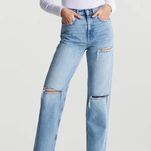 Säljer mina 90 High Waist från Gina Tricot. Älskar dessa jeans och har använt dem 1 gång men insåg att dem är för långa för mig ( jag är 160). 💓