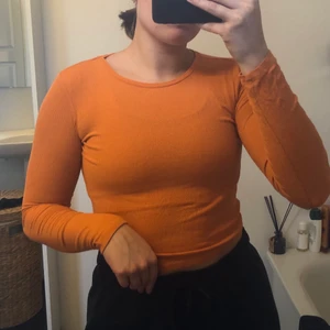 Orange ribbad topp - En rost orange ribbad topp som är lite croppad, den slutar i en jättefin längd till jeans. Materialet är ribbat och andas bra och är otroligt bekväm! Den är stretchig så passar väldigt många i olika storlekar. Jag är normalt en 38/M och denna passar mig superbra men passar även någon mindre eller större. Köpt är köpt och köpare står för frakt 🧡