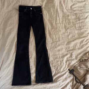 Svarta bootcut jeans från bikbok i modellen mid waist. Säljer då de är för små för mig. Använda men fint skick. 70 kr + frakt :) 
