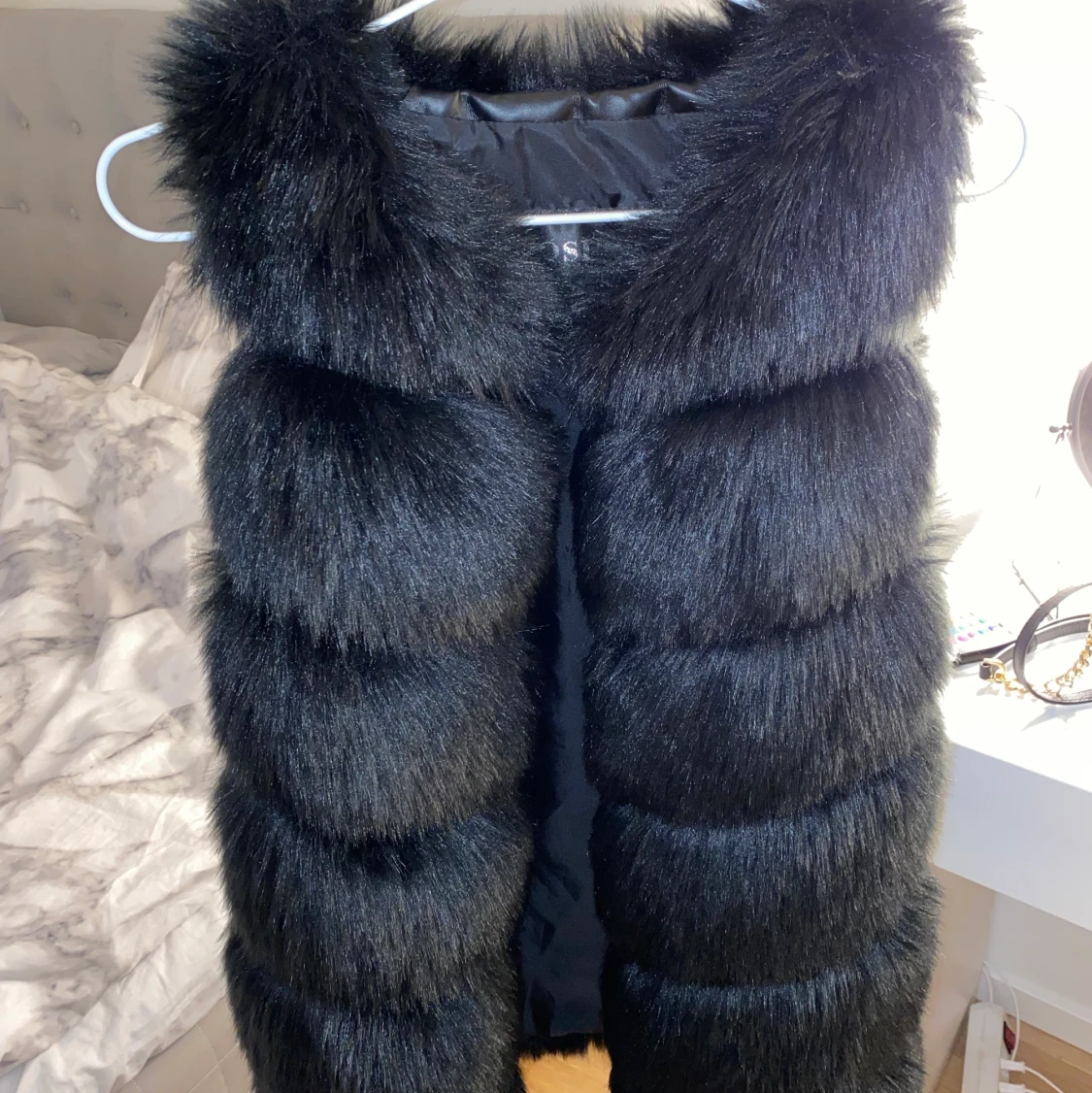 Svart Pälsväst storlek S (faux fur) - 90