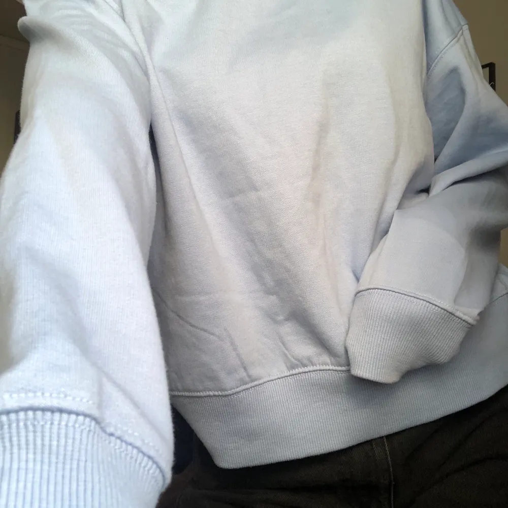 Ljusblå sweatshirt från ASOS i storlek S, aldrig använd:). Hoodies.