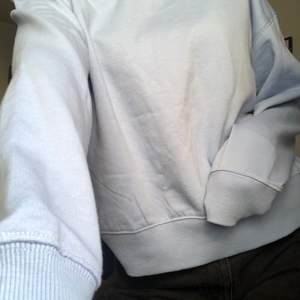 Ljusblå sweatshirt från ASOS i storlek S, aldrig använd:)
