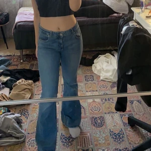 Lowrise - Blåa bootcut jeans  - Byxor från pull & bear. Bra material säljer pga har blivit för stora. 
